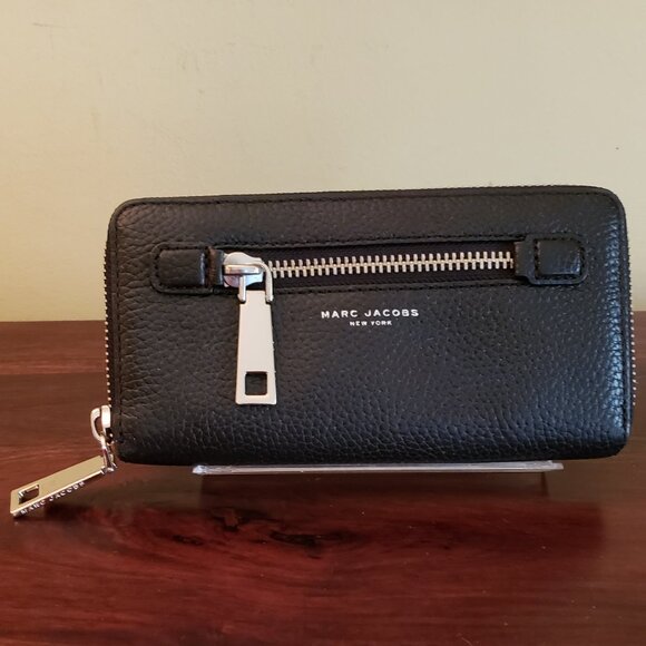 MARC JACOBS Leather (Zippy) Wallet w/ Silver Hardware & front zip compartment - Picture 1 of 11